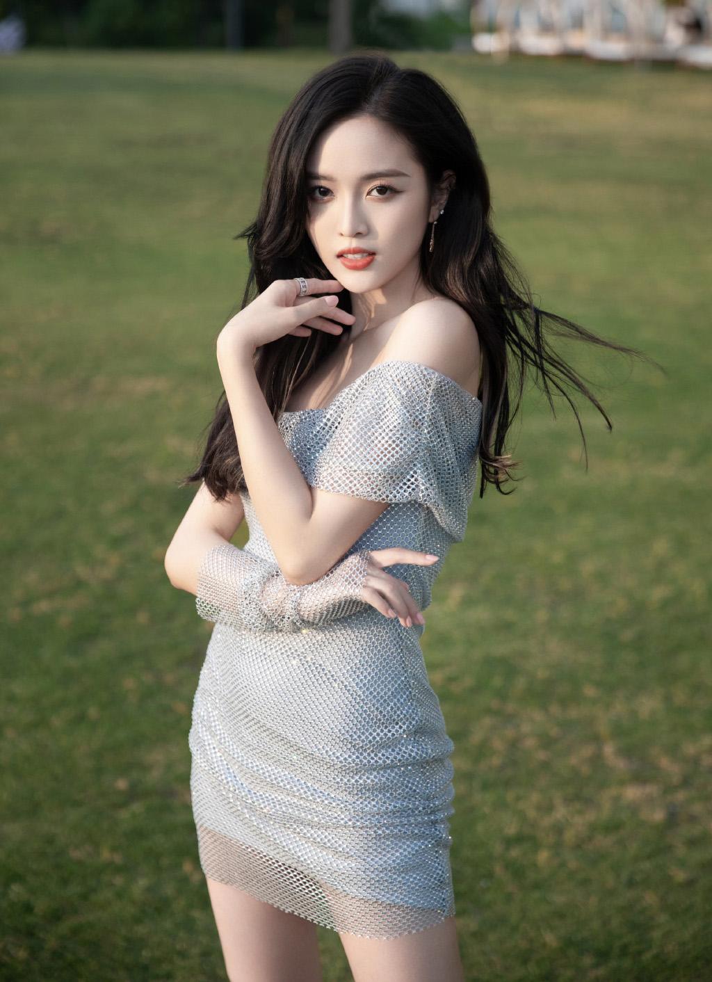 吴宣仪穿粉色衬衣搭牛仔短裤秀美腿,身段苗条,尽显清纯之美!