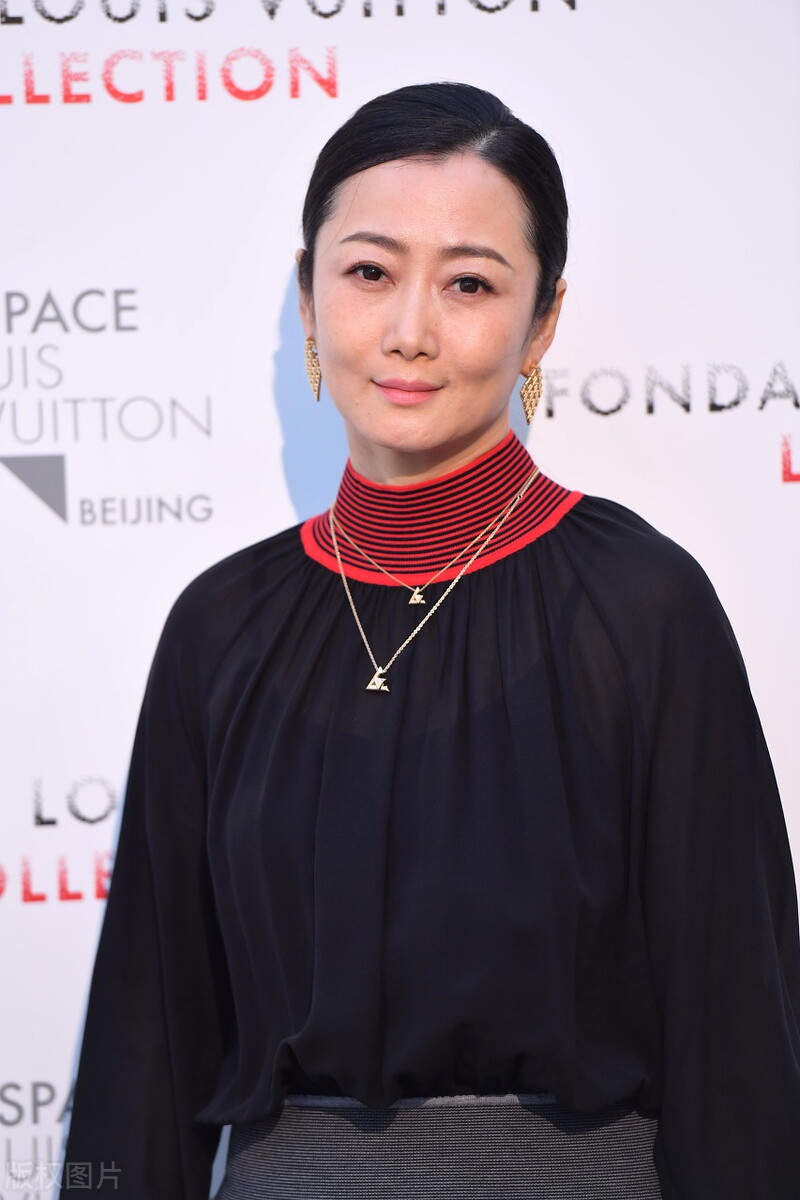 赵涛亮相活动气质像38岁风韵犹存