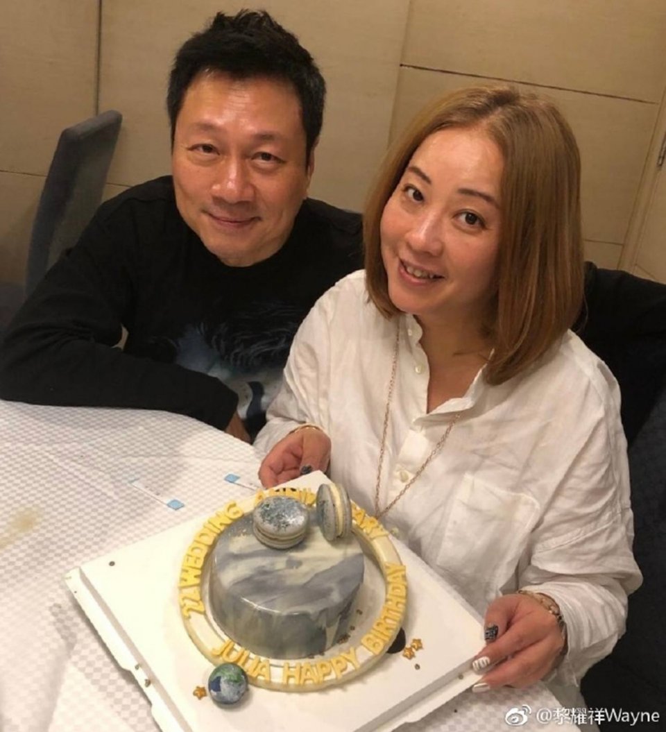 不过黎耀祥与现任妻子在一起之后,事业真的是突飞猛进,更是在演艺道路