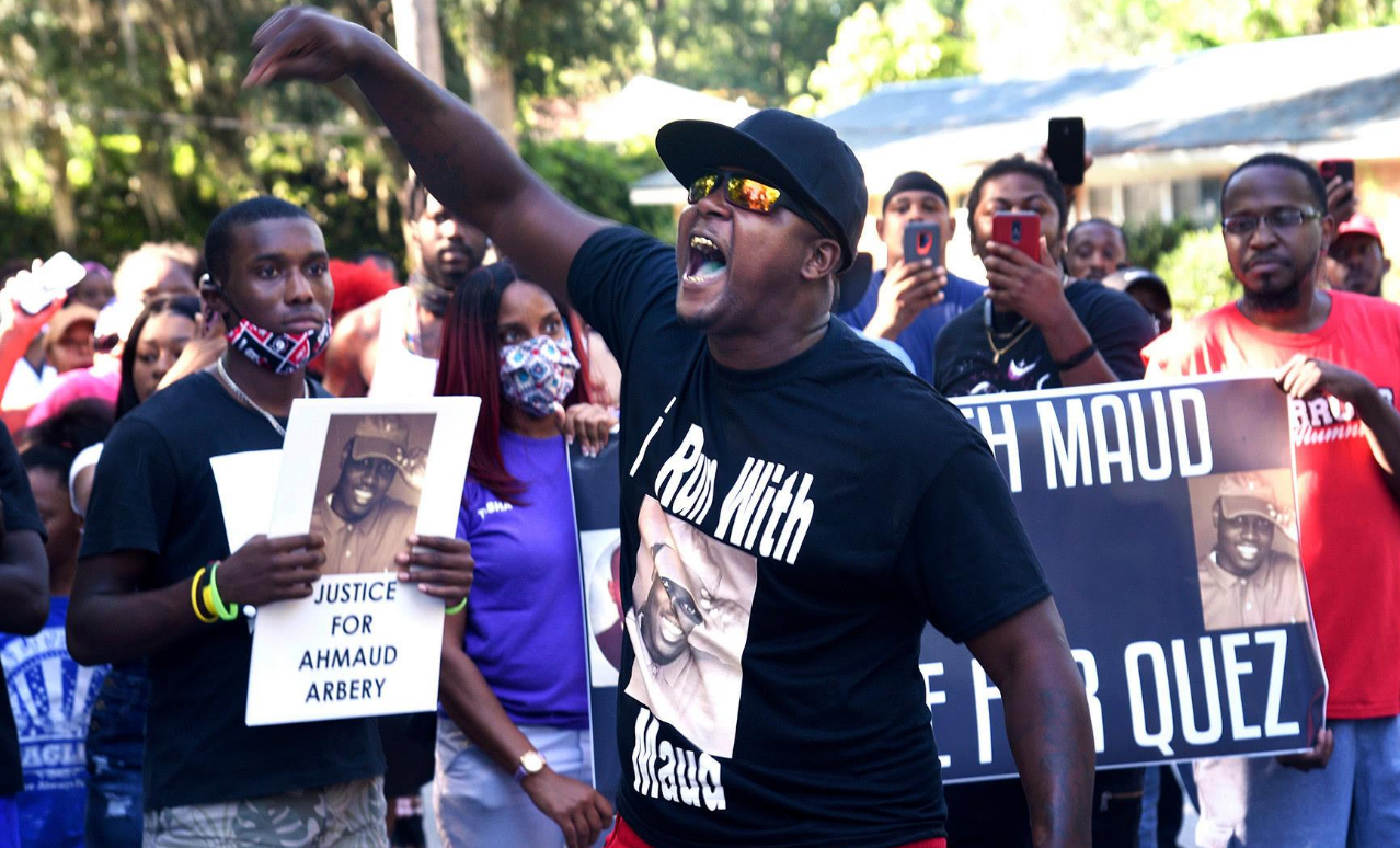 歧视不仅仅包含了地域还有种族,比方说在美国,白人歧视黑人,美国警察