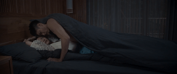 他和余玥饰演的阮念初也不吝啬给观众撒糖,上演了