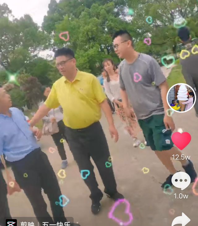 幸福一家人郭威全家出游许敏牵着奇奇许舅舅抱着悦悦