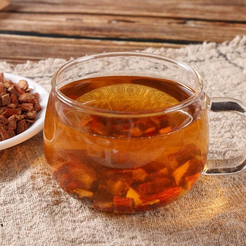 准备人参,石斛,枸杞,峪荟草,用温热的水冲泡,之后