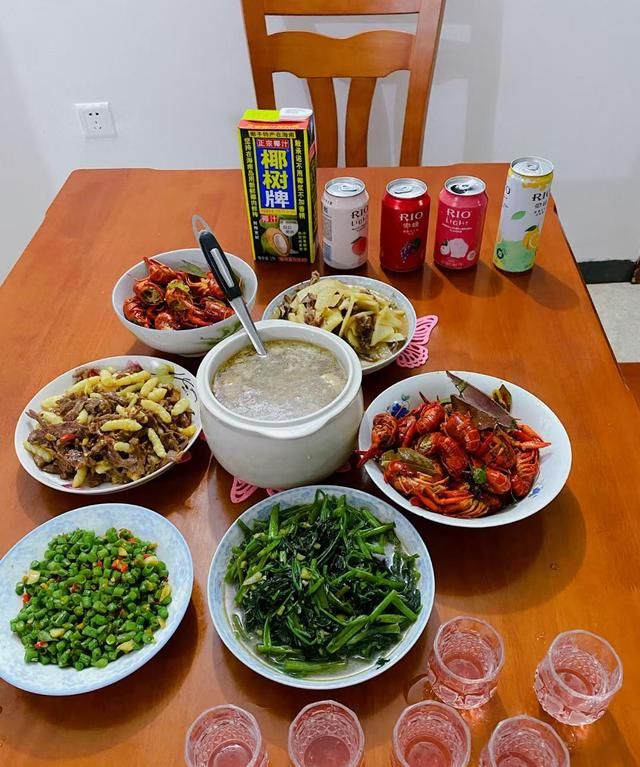 五一假期,晒晒朋友圈的聚餐,色香味俱全,网友：最爱小龙虾休闲区蓝鸢梦想 - Www.slyday.coM