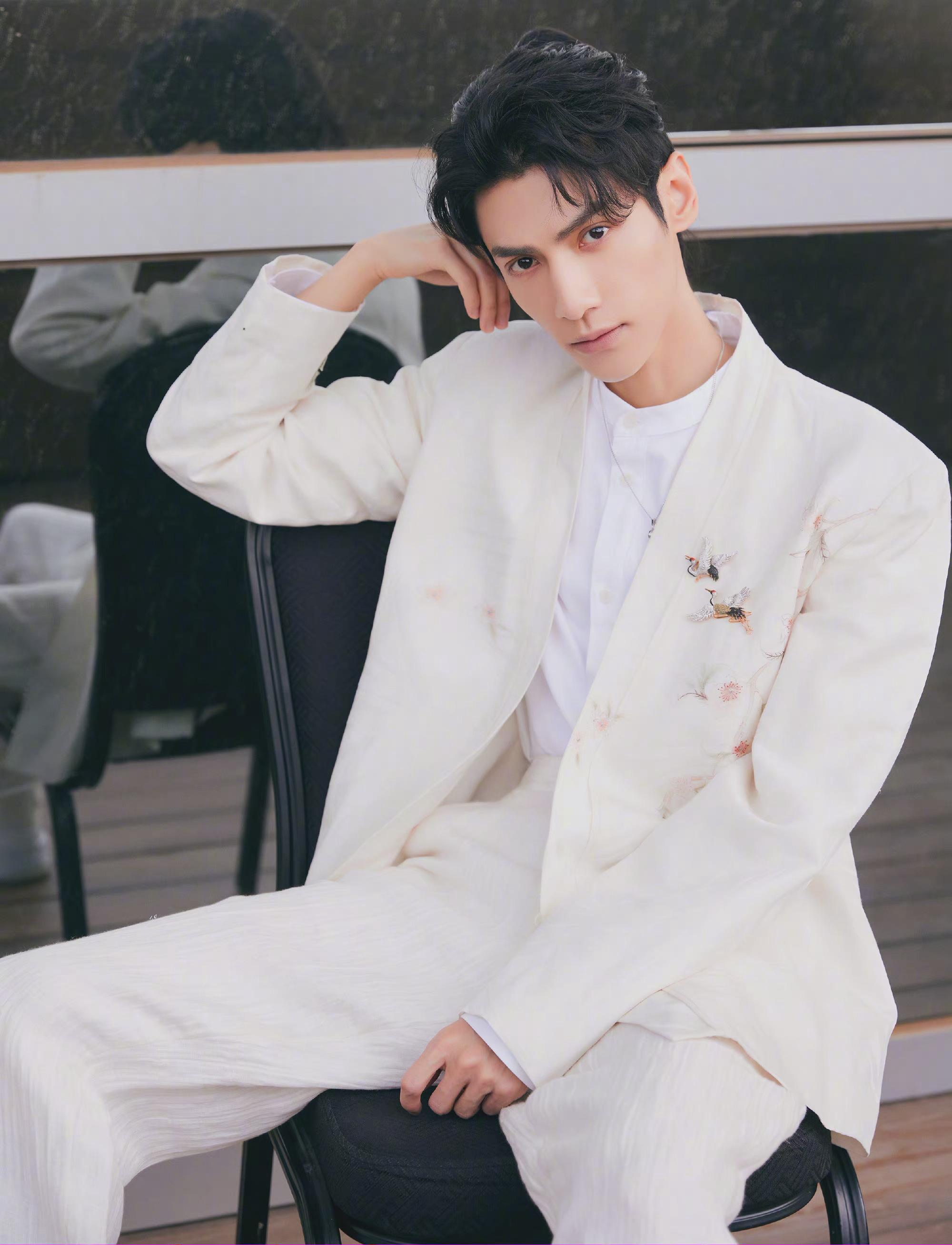 罗云熙今晚央视五四晚会造型长马尾搭配白西装优雅时尚