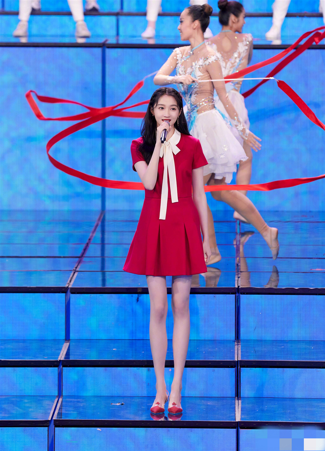 五四晚会女星造型热巴双马尾减龄关晓彤红裙乖巧李沁仙女风