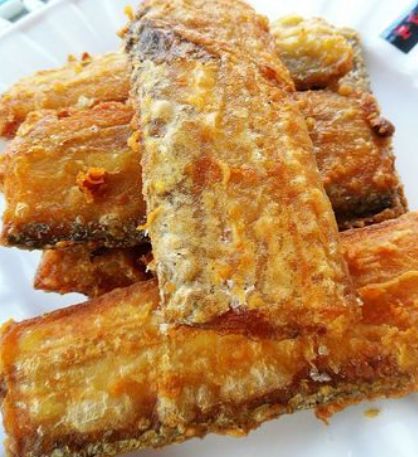 炸带鱼,用面粉还是淀粉?学会这种做法,带鱼外酥里嫩,味道香|带鱼|炸带