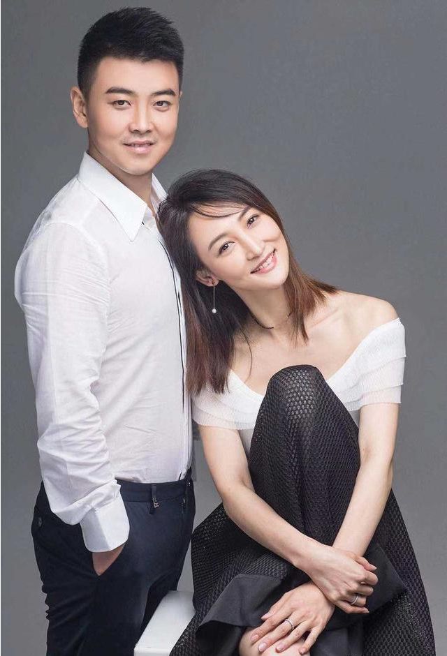 36岁奥运冠军王皓娇妻韵味十足2个儿子真可爱现生活很滋润