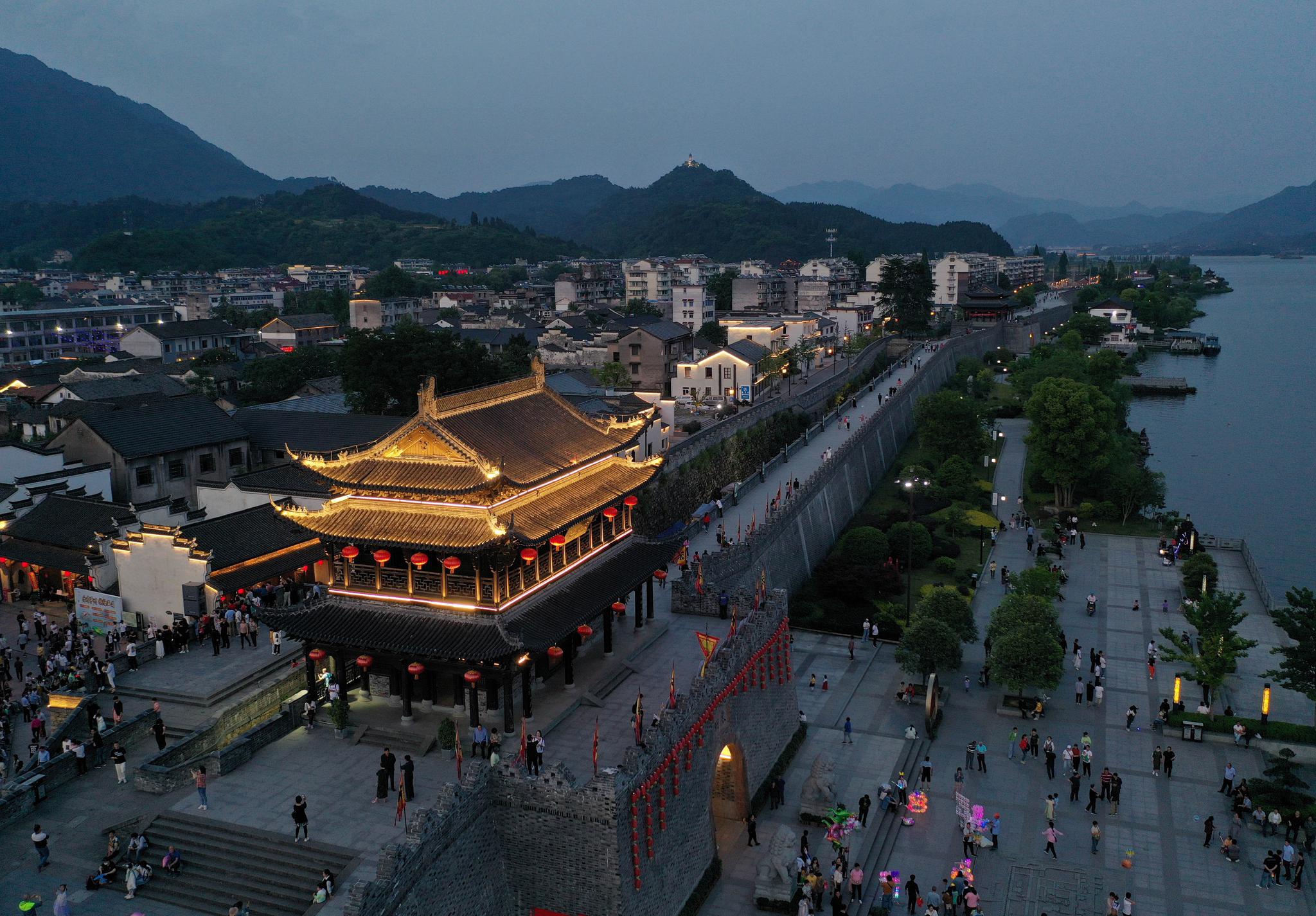 “严州”夜色浓 古城宋韵新|古城|梅城镇|玉带河_新浪新闻
