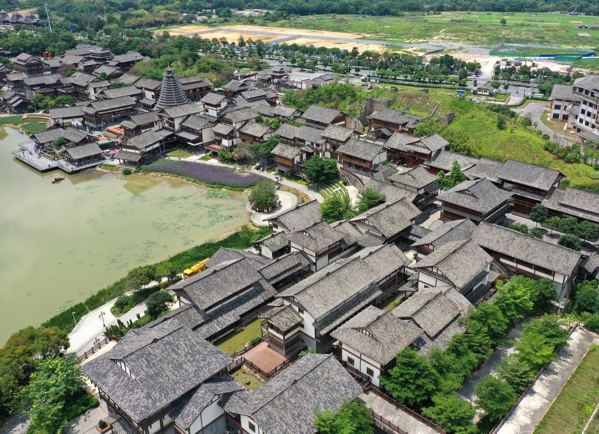 新华社记者 周华 摄5月4日,游客在广西南宁市相思小镇游览.