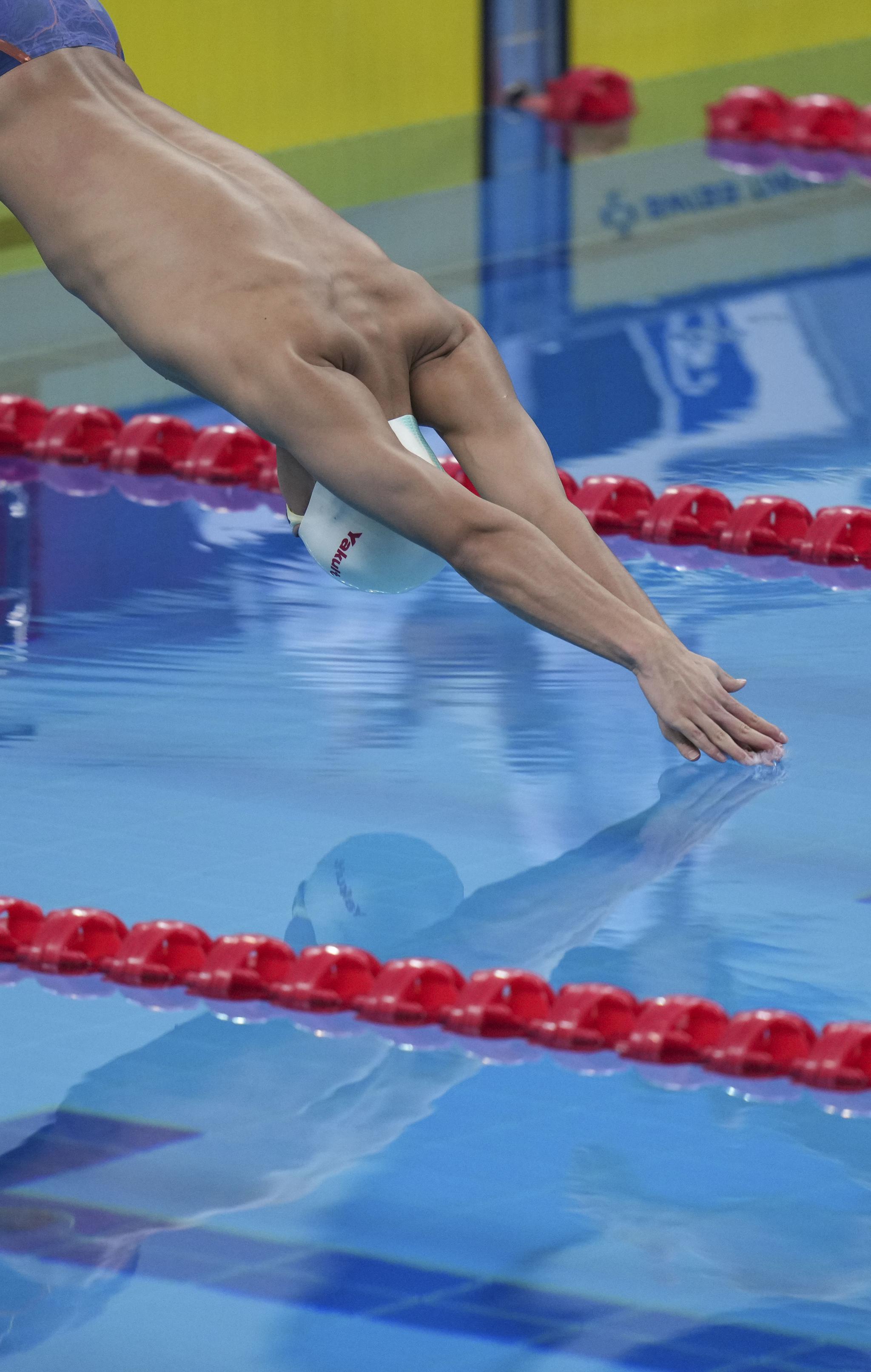 5月4日,浙江队第一棒选手陈恩德在比赛中.