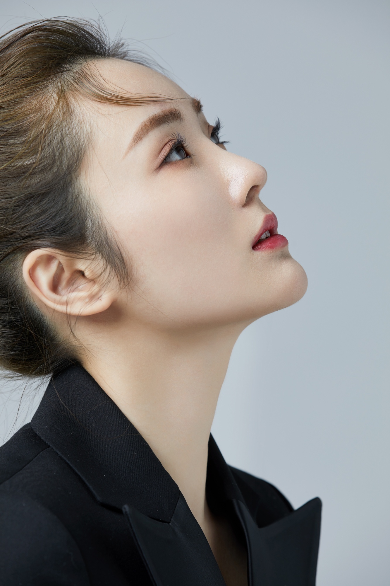 张可盈亮相央视乐享汇青春灵动有气质风格百变可塑性太强