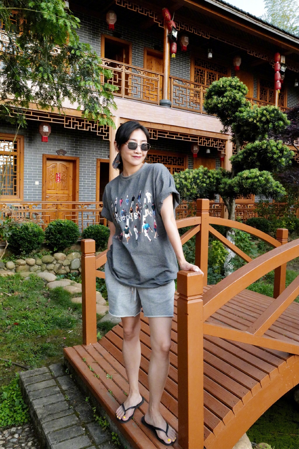 何雯娜少女感十足!女儿牵爸爸手走路画面温馨,用脚关灯活泼可爱