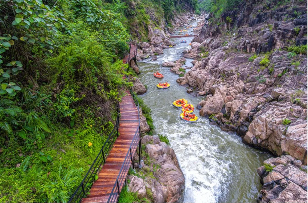 琼海万泉河峡谷漂流万泉河发源于五指山和黎母山两源合口,是四季皆可