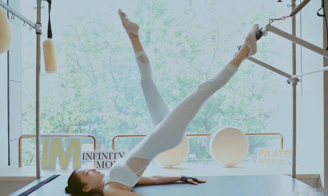 张韶涵晒健身美照大秀空中一字马瑜伽动作纤细身材让人羡慕