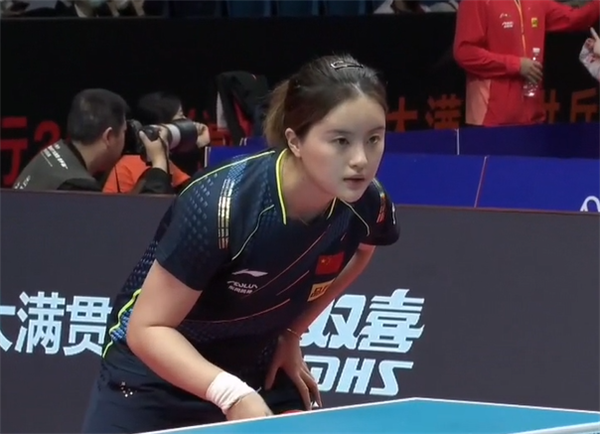 陈梦发球并且连续的进攻得分,但郭艳同样很拼,没有给陈梦追分的机会