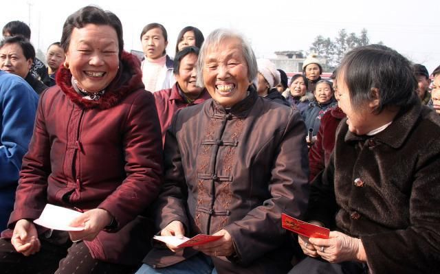 农村老人有养老金还去种地的原因令人伤感,儿女都应该知道