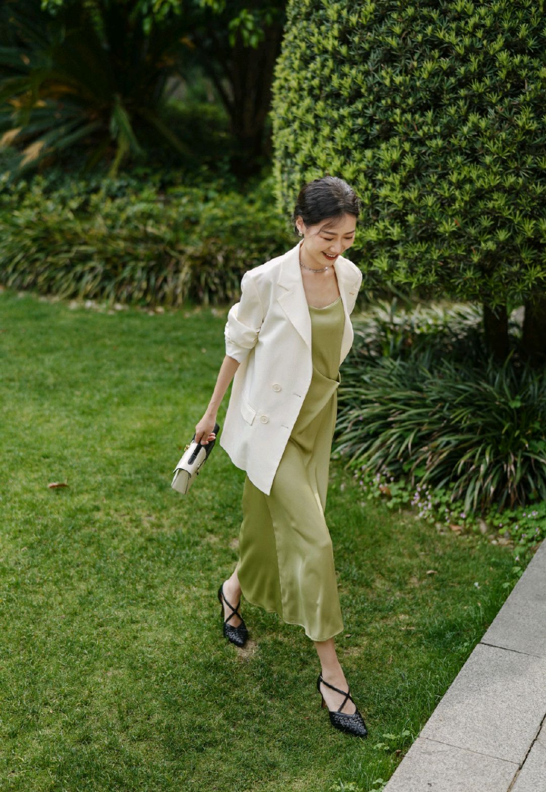 有属于典型的冷色系,所以绿色很适合炎热的夏季穿搭