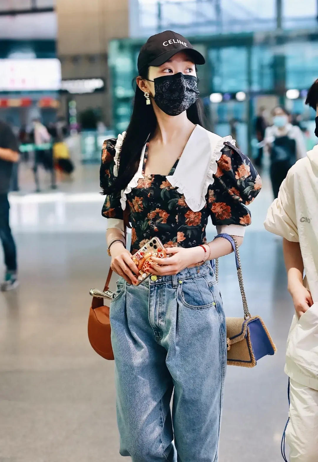 2021年的宋轶太美了穿娃娃领上衣搭配牛仔裤显得甜美俏皮