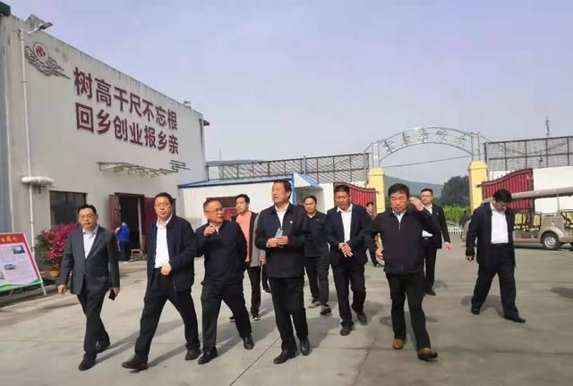 高贤信一行首先来到位于七里园乡达士营村的中国月季园(南阳月季博览