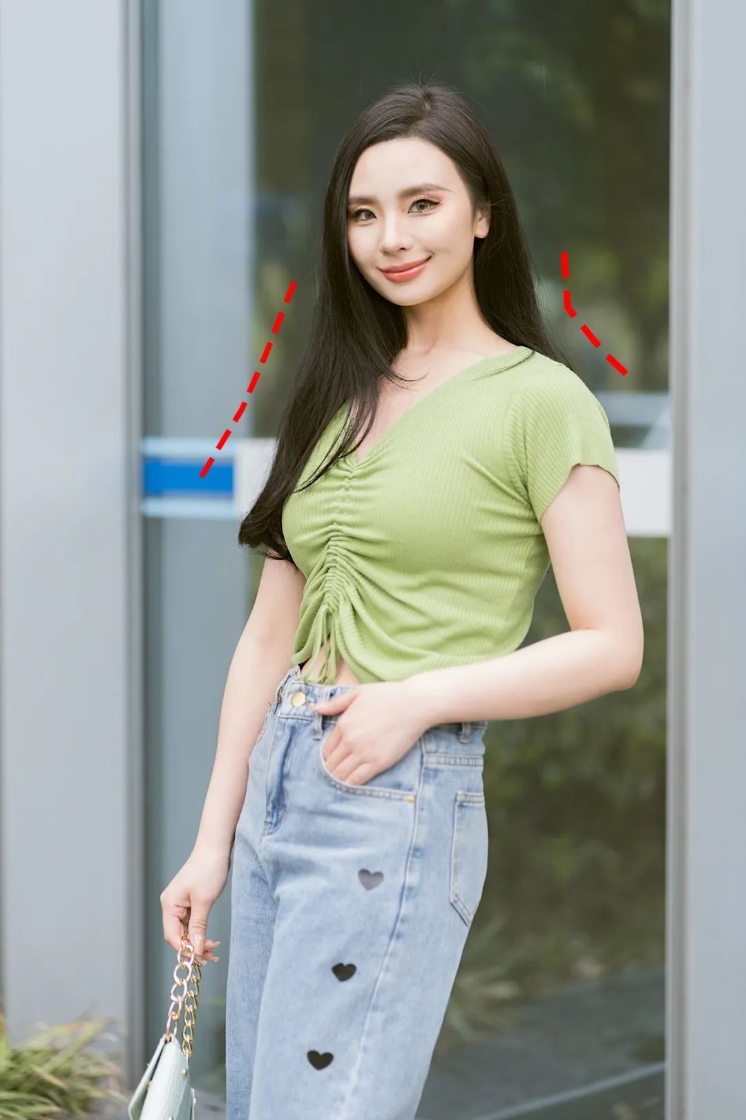 蓬松的披发也可以修饰肩型,一前一后散在肩膀处,完美遮挡.