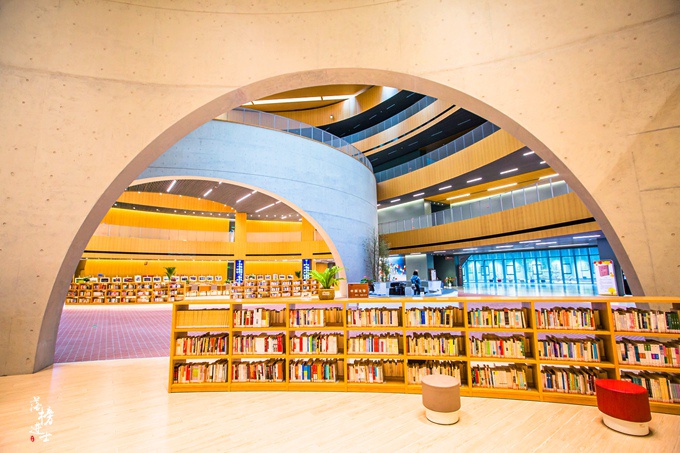 石家庄图书馆成为了网红打卡地因设计新颖很多网友专程来打卡