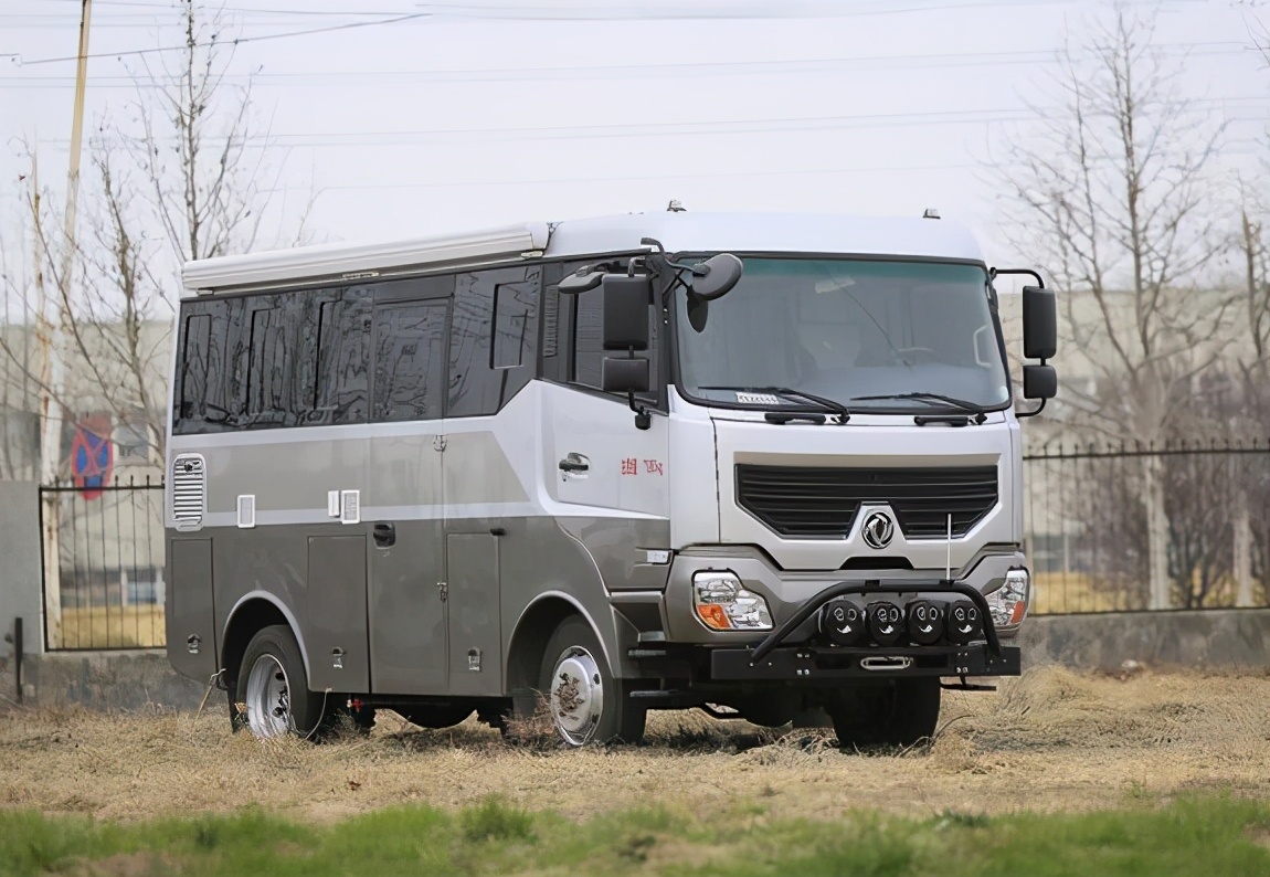 近日,东风旗下四驱房车挑战者亮相,外观威武霸气,看上去军工气息十分