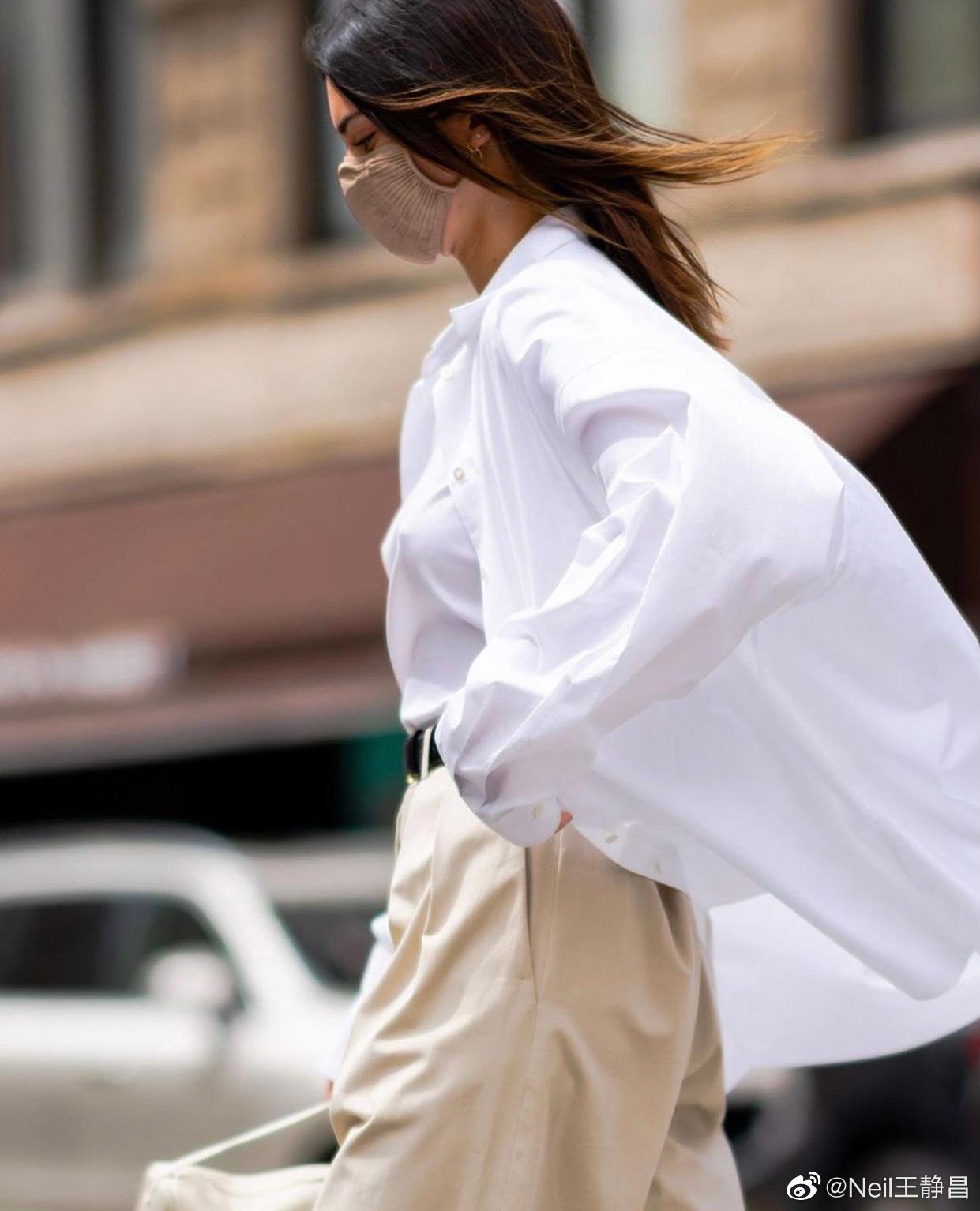 肯豆这身搭配最近曝光量很高很简单的白t加白衬衫宽松西裤