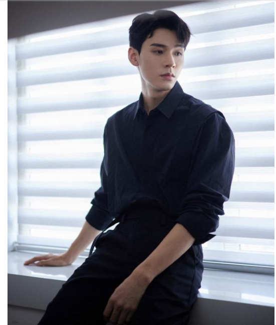 不愧是禁欲系男神龚俊黑色衬衫大秀好身材霸道总裁眼神好迷人