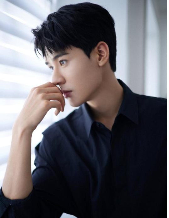 不愧是禁欲系男神龚俊黑色衬衫大秀好身材霸道总裁眼神好迷人