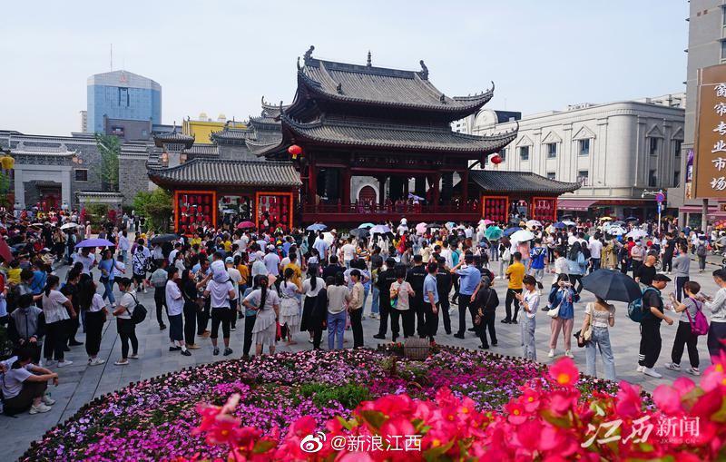 南昌万寿宫历史文化街区游人如织