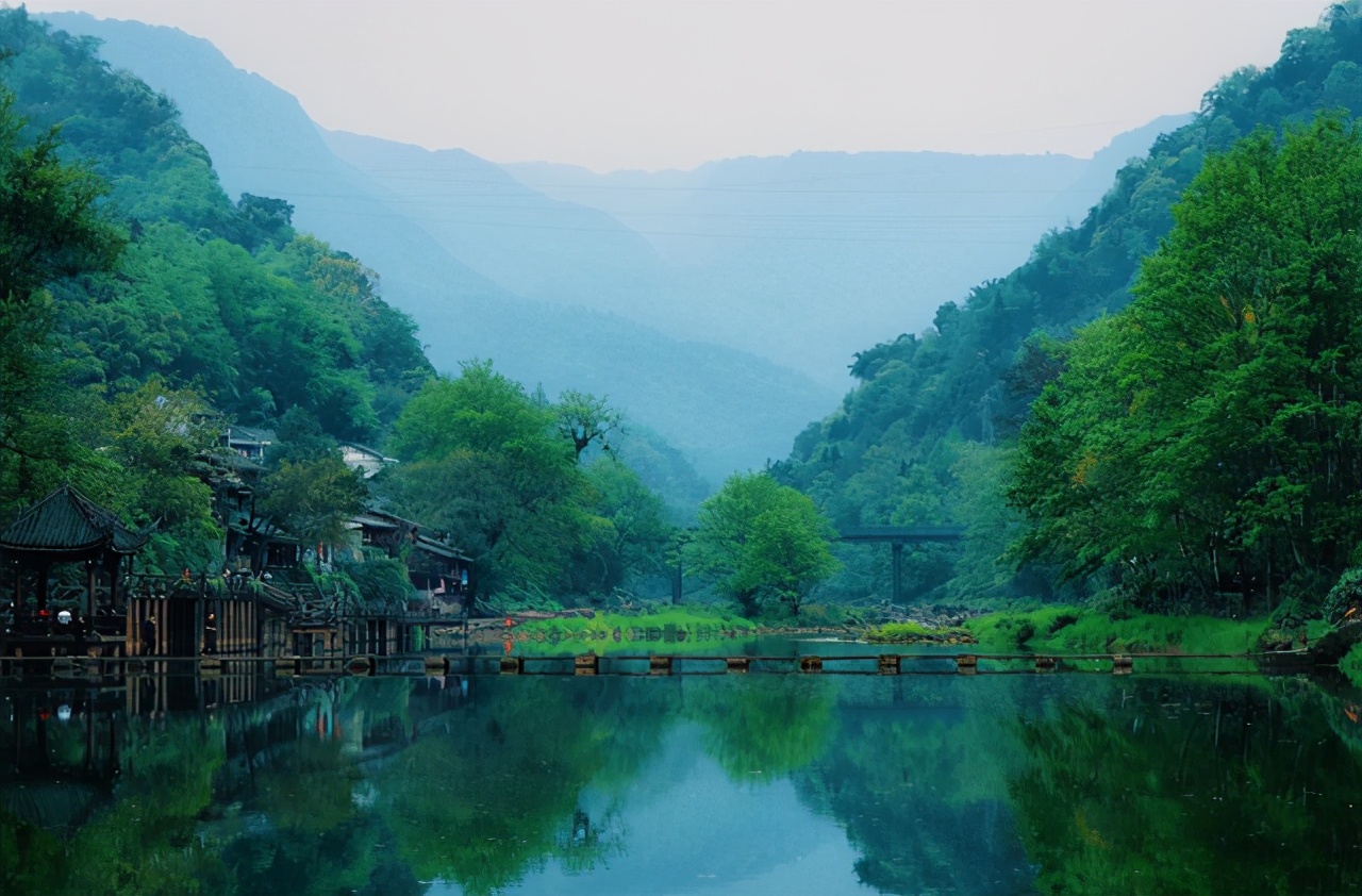 四川有一座藏在山间的古镇,风景秀丽免门票,美食让人流连忘返|古镇