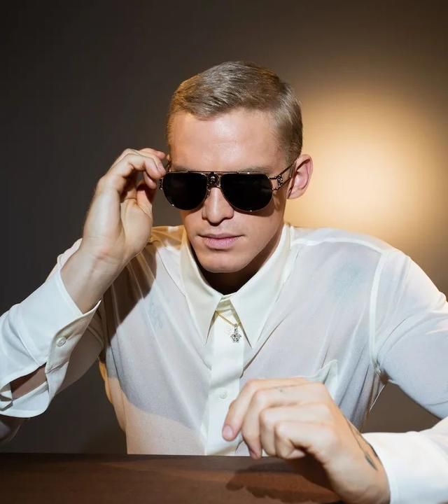 codysimpson成为versace最新明星面孔