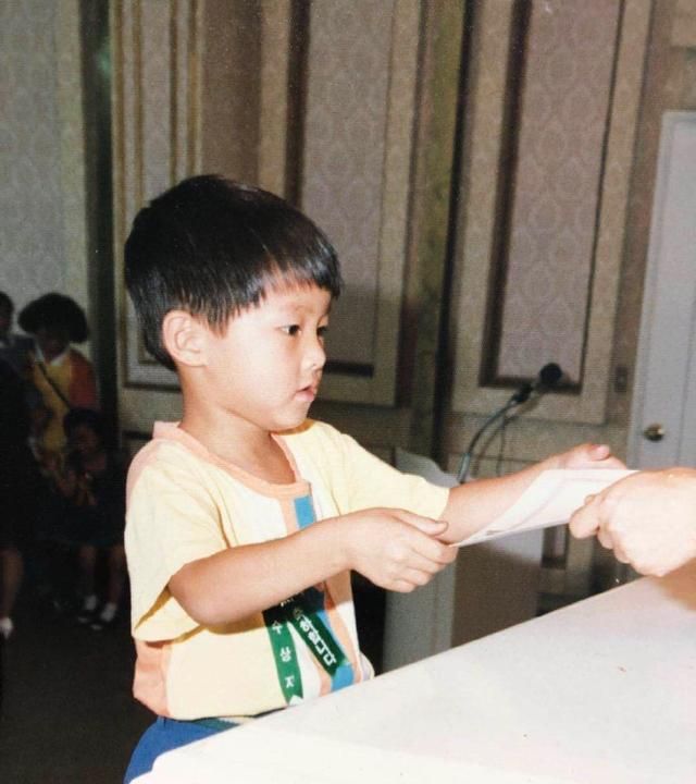 宋仲基又一童年照曝光皮肤白嫩鼻子高挺网友太可爱了