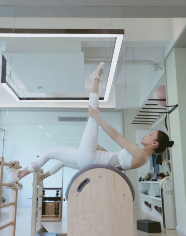 张韶涵晒健身美照大秀空中一字马瑜伽动作纤细身材让人羡慕