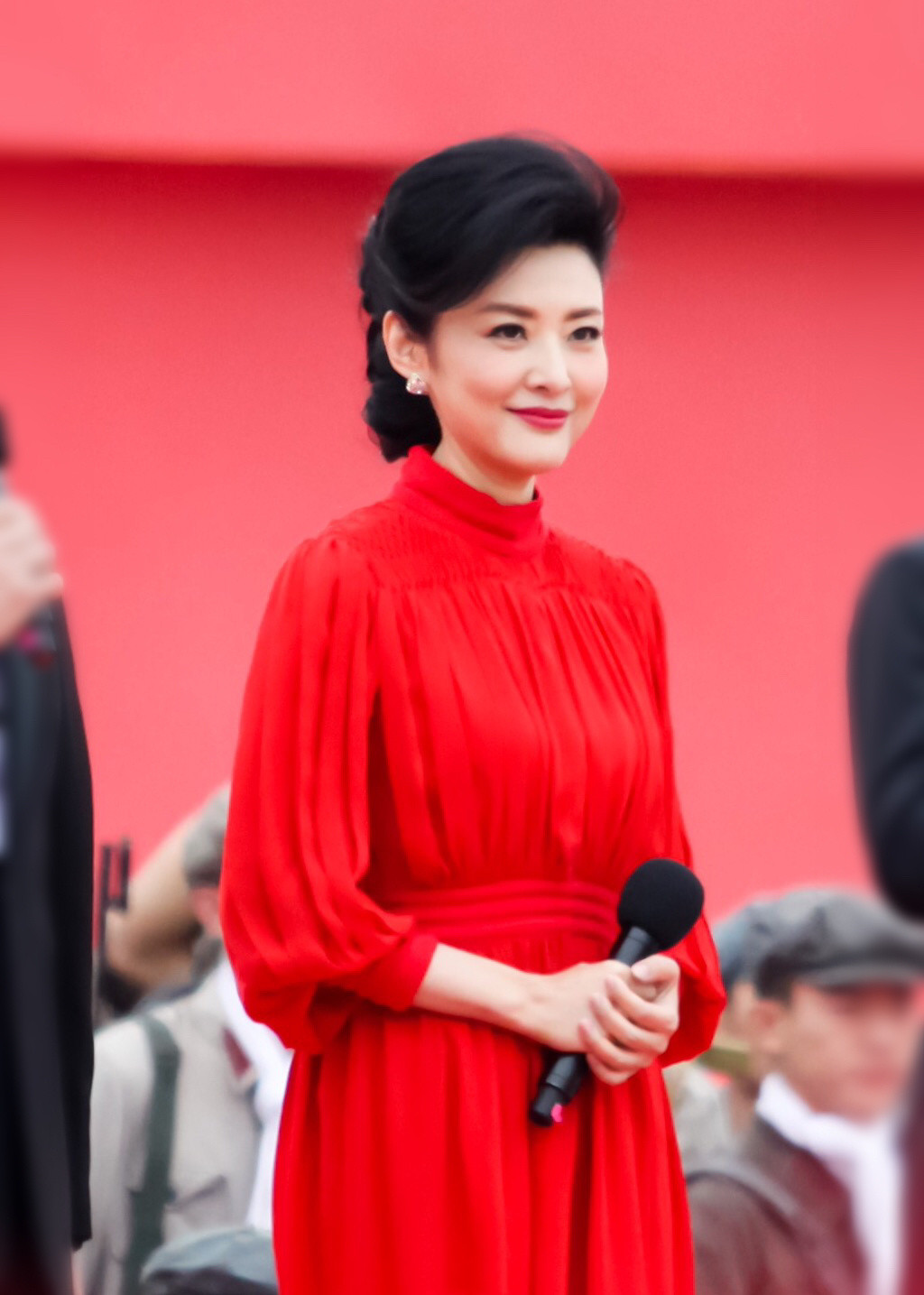 周涛人到中年仍很靓一袭红裙站在舞台上主持风采不输年轻时