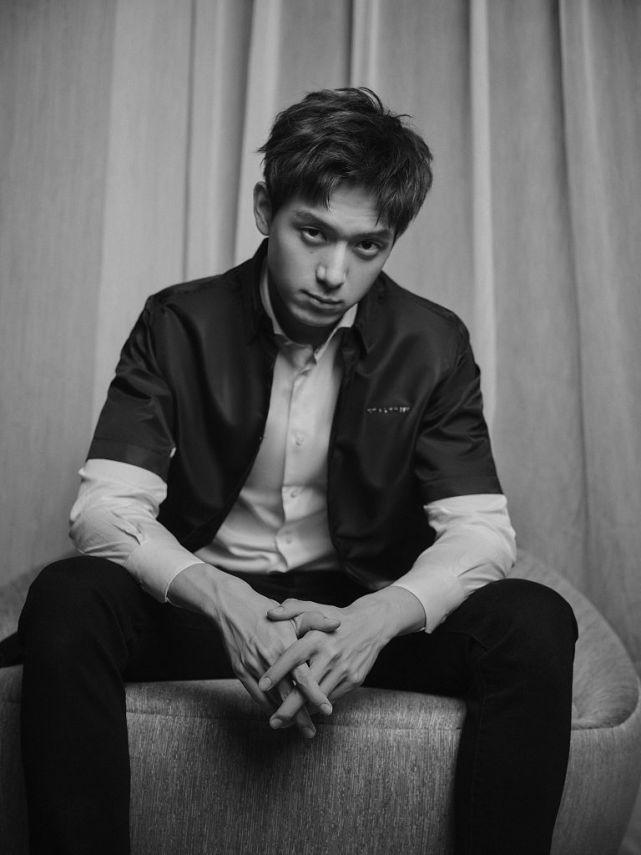 李现西装叠穿似贵公子冷峻帅气黑白光影下演绎复古格调气质沉稳
