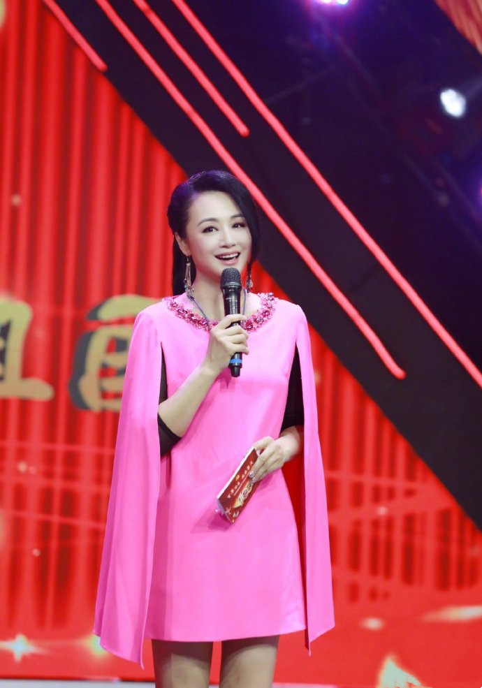 曹颖久违露面一袭披肩裙主持节目真飒纤细长腿真抢镜