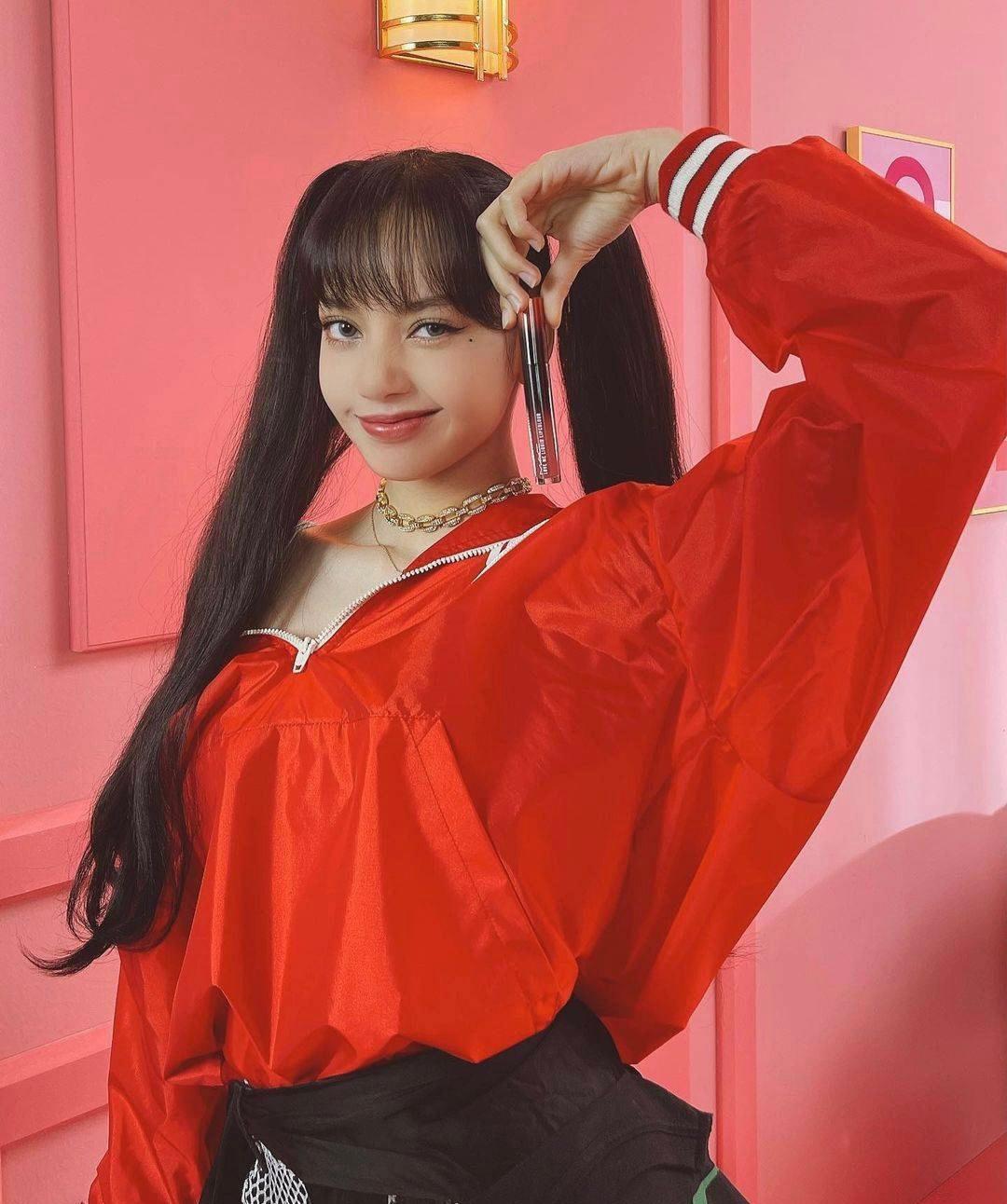 自拍身穿红色连帽衫和黑色不规则短裤……|lisa_新浪新闻