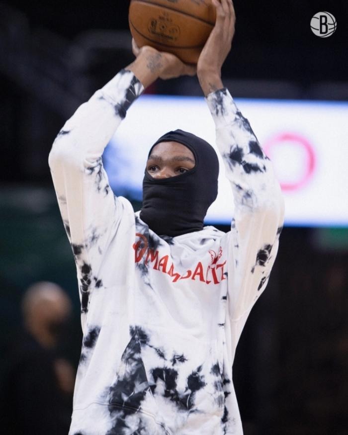 名记曝光詹姆斯继续缺阵原因,库里当选月最佳,杜兰特戴头套训练