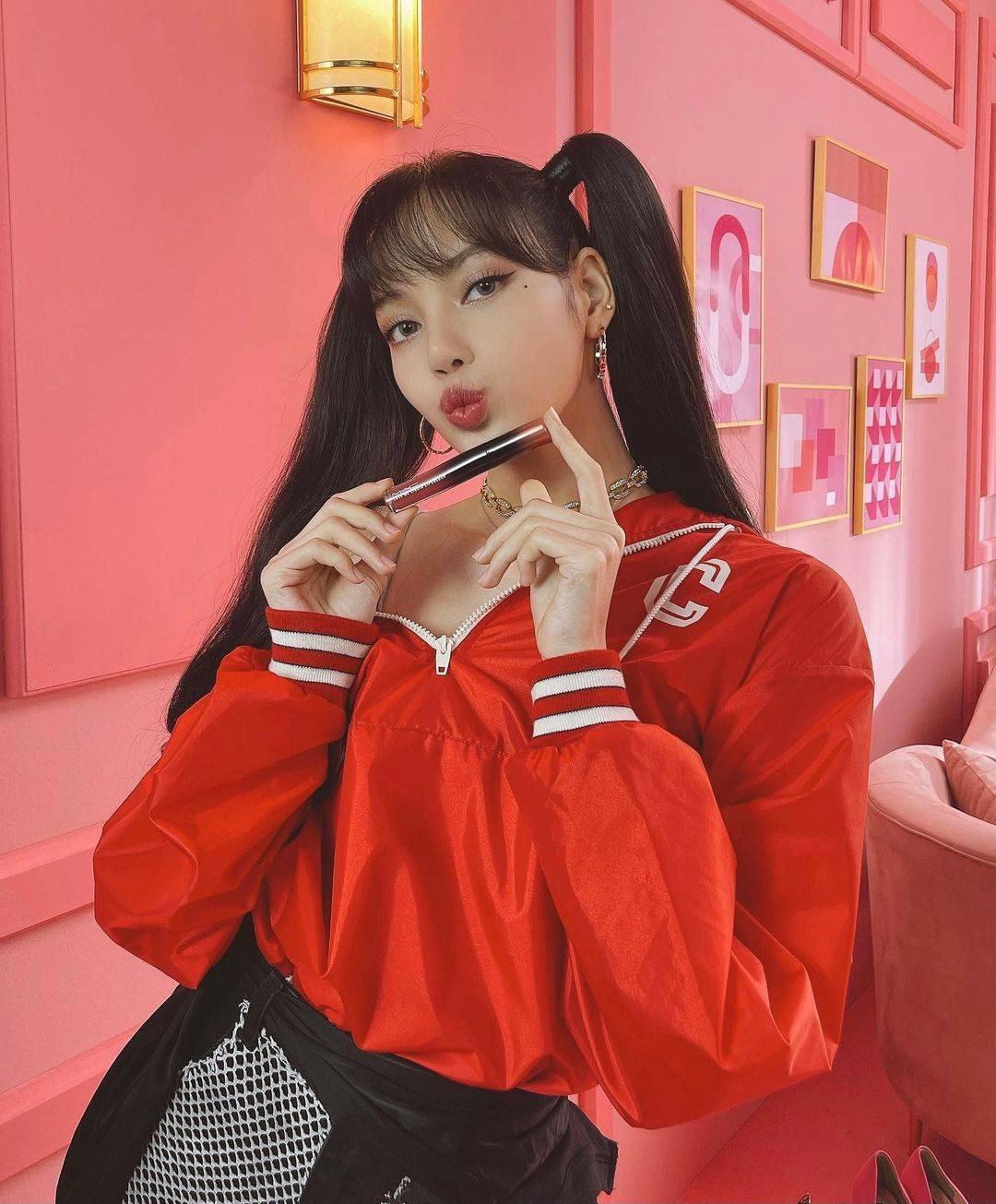 自拍身穿红色连帽衫和黑色不规则短裤……|lisa_新浪新闻