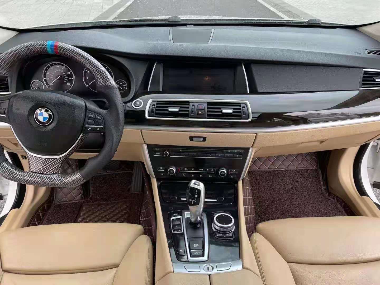 2014年宝马gt535售价13.5万,是一款多功能的家庭实用轿跑汽车