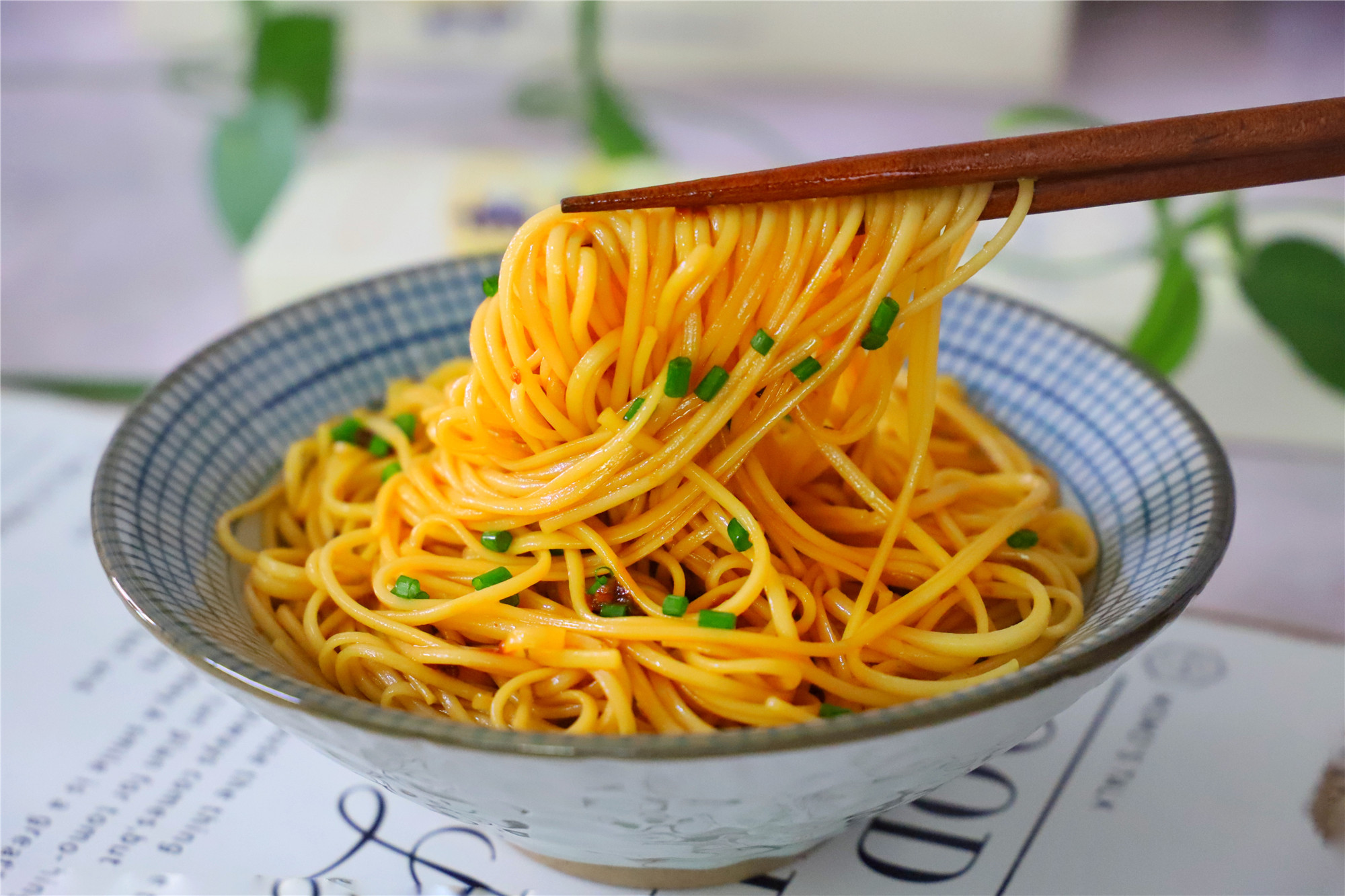 夏天吃面,如果吃汤面的话吃完一身大汗,所以家里人喜欢吃凉拌面,煮一