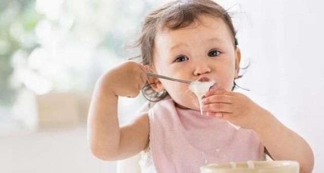 尴尬!1岁萌娃被爸爸亲后直接“吐了”,大月龄宝宝为啥也吐奶?休闲区蓝鸢梦想 - Www.slyday.coM 尴尬!1岁萌娃被爸爸亲后直接“吐了”,大月龄宝宝为啥也吐奶?休闲区蓝鸢梦想 - Www.slyday.coM