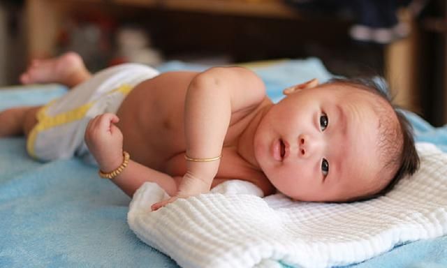 尴尬!1岁萌娃被爸爸亲后直接“吐了”,大月龄宝宝为啥也吐奶?休闲区蓝鸢梦想 - Www.slyday.coM 尴尬!1岁萌娃被爸爸亲后直接“吐了”,大月龄宝宝为啥也吐奶?休闲区蓝鸢梦想 - Www.slyday.coM