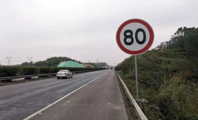 定将不合理的限速标志拆除,光是在山东就已经拆除了700多个断崖式限速