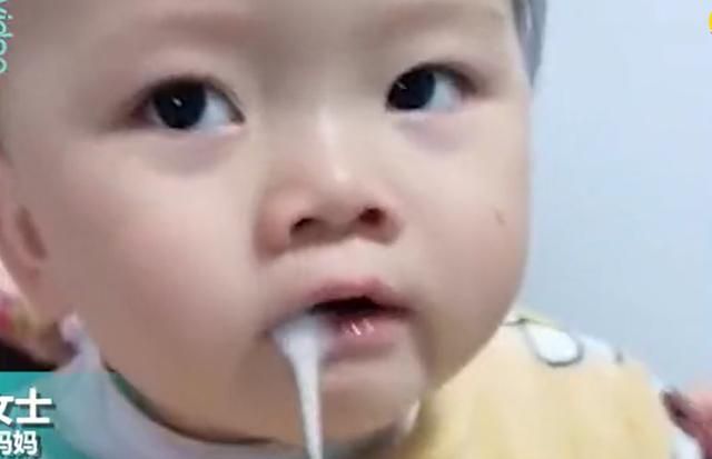 尴尬!1岁萌娃被爸爸亲后直接“吐了”,大月龄宝宝为啥也吐奶?休闲区蓝鸢梦想 - Www.slyday.coM 尴尬!1岁萌娃被爸爸亲后直接“吐了”,大月龄宝宝为啥也吐奶?休闲区蓝鸢梦想 - Www.slyday.coM