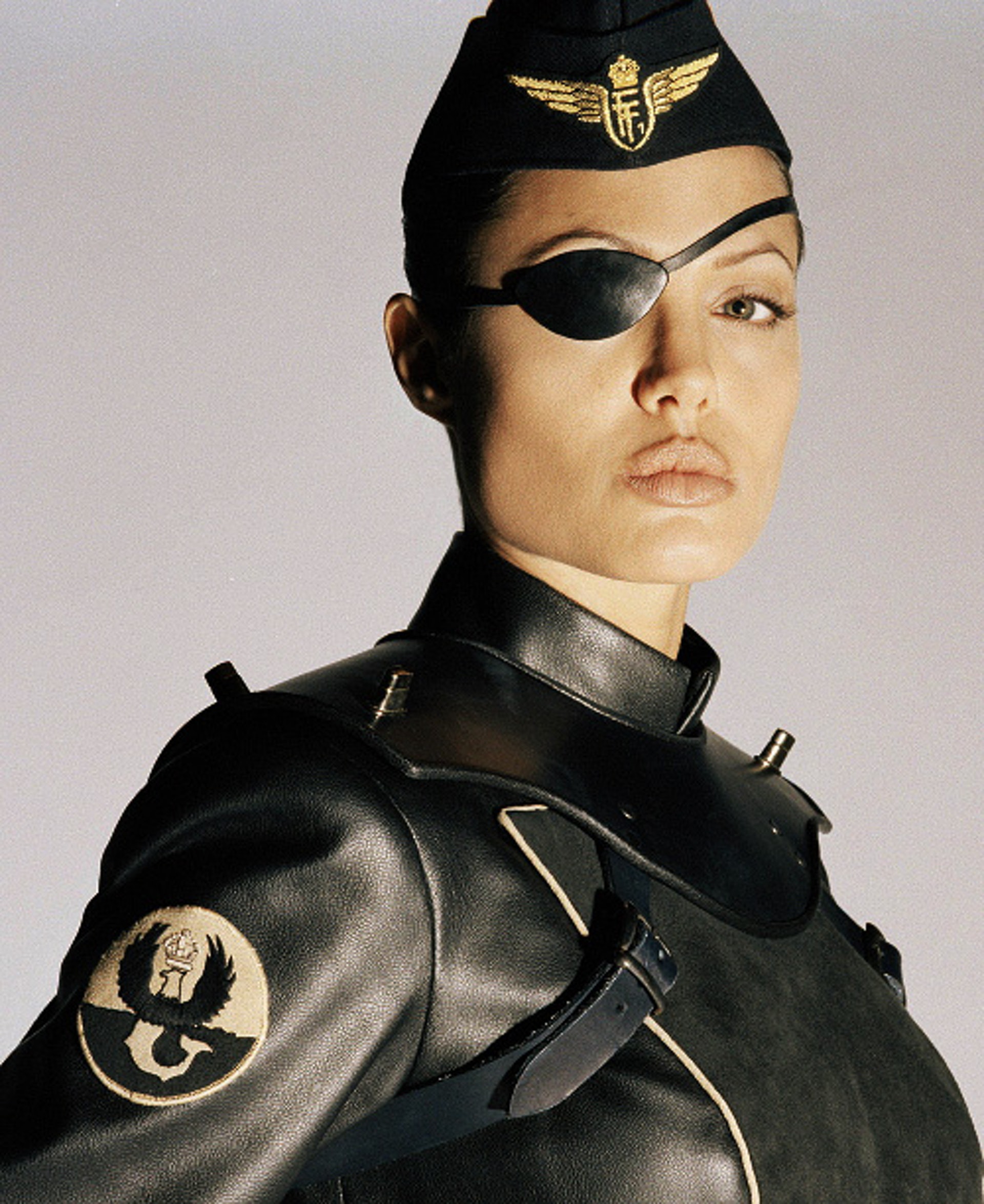 安吉丽娜朱莉新片上映饰演一名救火英雄从业30年造型百变