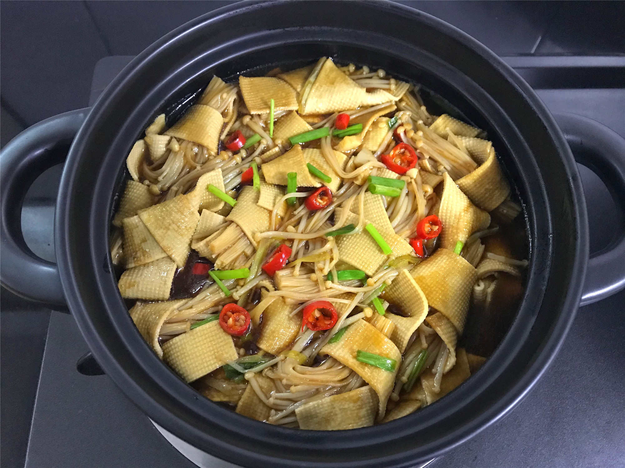 豆皮百吃不厌的做法加一把金针菇煮一煮比肉还好吃营养低脂