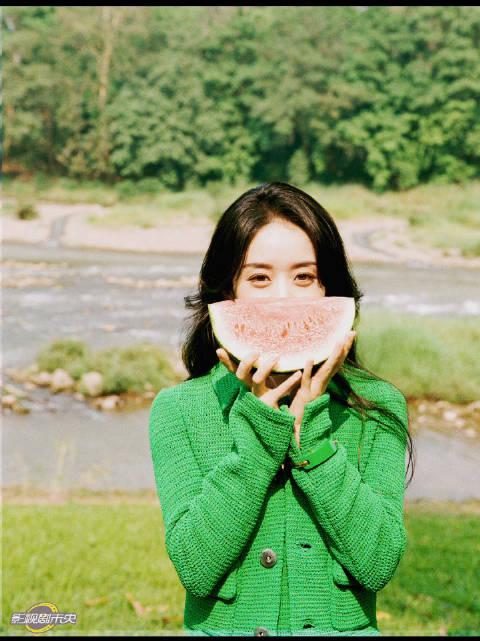 赵丽颖初夏气息写真大片～ 绿树岸堤边的青葱颖宝